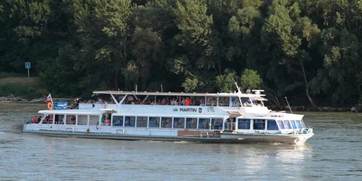 Vláčikom Blaváčikom na hrad, Železnú studničku či Devín, teraz aj vyhliadkovou loďou!