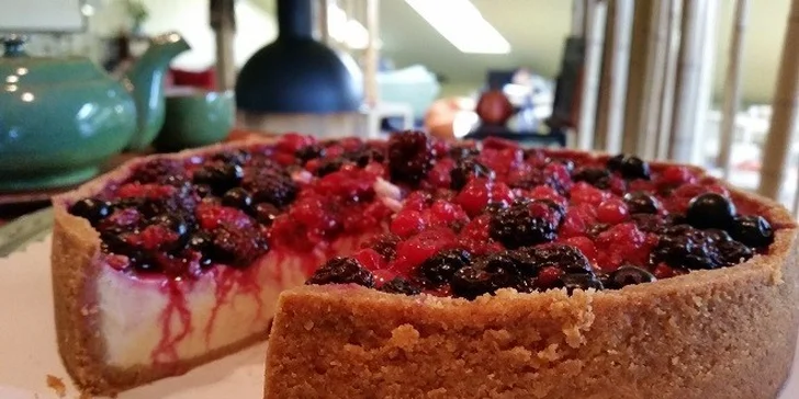 Čaj a raw koláčik alebo káva a cheesecake