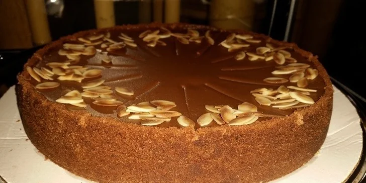 Čaj a raw koláčik alebo káva a cheesecake