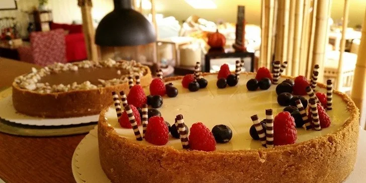 Čaj a raw koláčik alebo káva a cheesecake