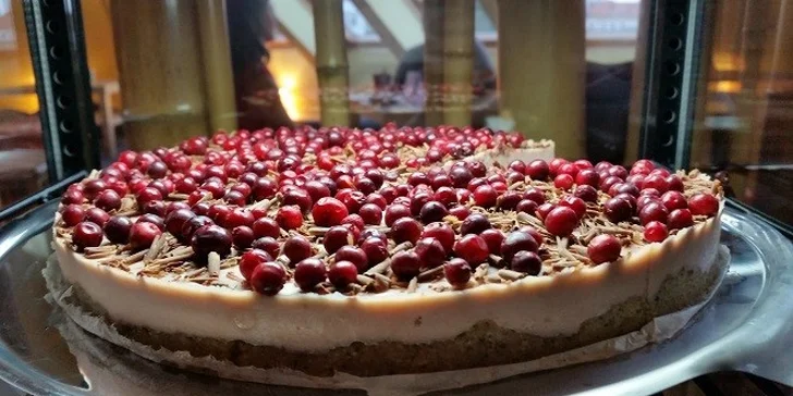 Čaj a raw koláčik alebo káva a cheesecake