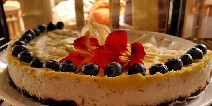 Čaj a raw koláčik alebo káva a cheesecake