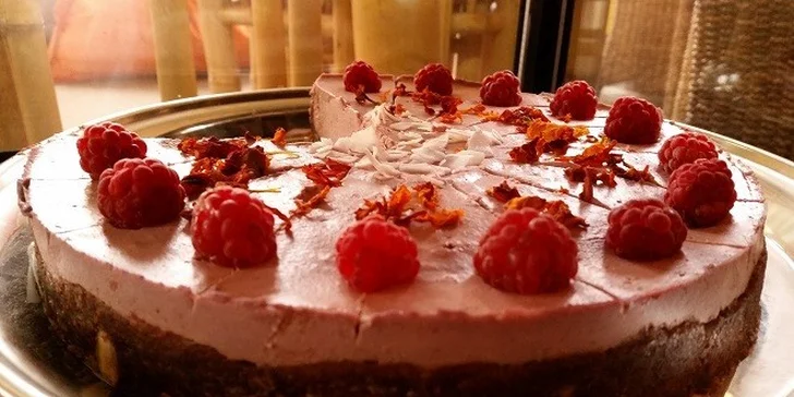 Čaj a raw koláčik alebo káva a cheesecake