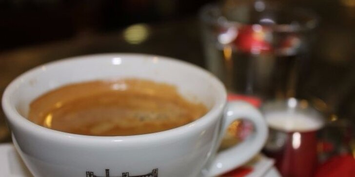 Talianske espresso a domáci zákusok medovka