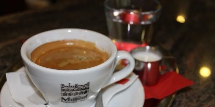 Talianske espresso a domáci zákusok medovka