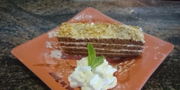 Talianske espresso a domáci zákusok medovka