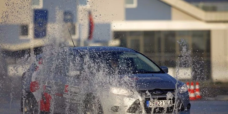 Toto vám môže zachrániť život! Poldenný či celodenný kurz bezpečnej jazdy pre 2 osoby
