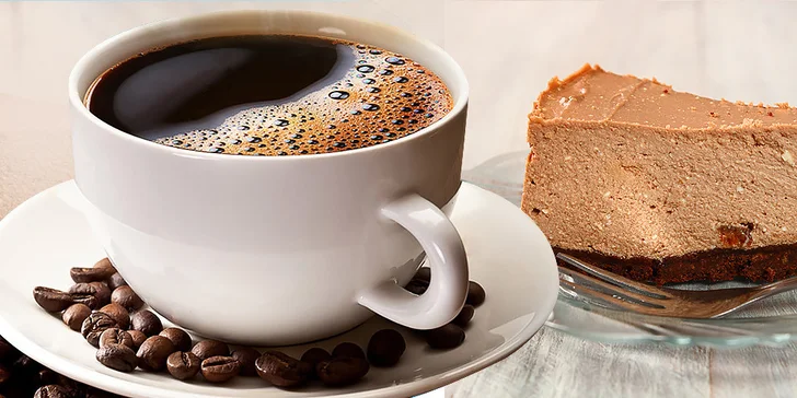 Sladké potešenie: káva a muffin, smoothie alebo šampanské a cheesecake
