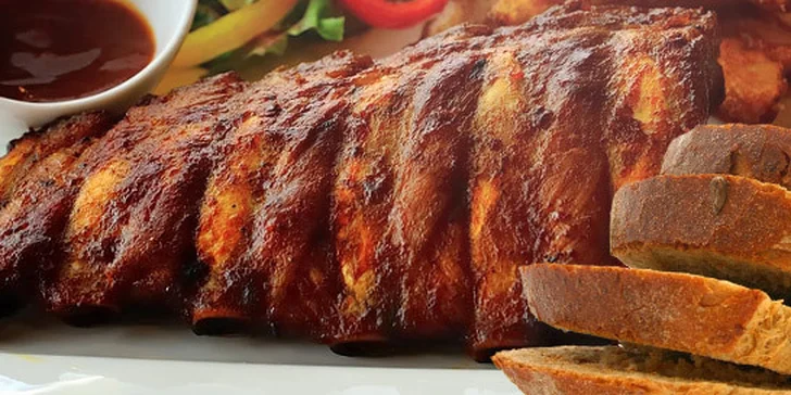 Pečené rebrá 1kg s kyslou oblohou a chlebom
