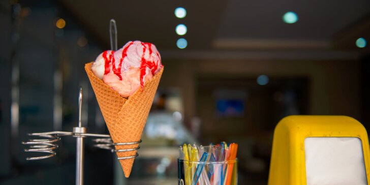 Pravá balkánska lahodná zmrzlina v kaviarni a cukrárni Paradiso cafe