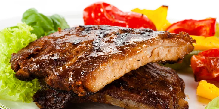 Pečené rebrá 1kg s kyslou oblohou a chlebom