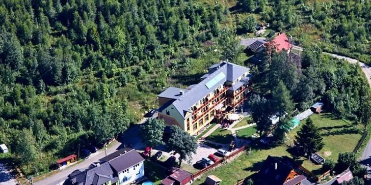 Výhodná príležitosť oddýchnuť si vo Vysokých Tatrách: Pobyt pre dvoch s polpenziou, privátnym wellness a zľavami do aquacentier.