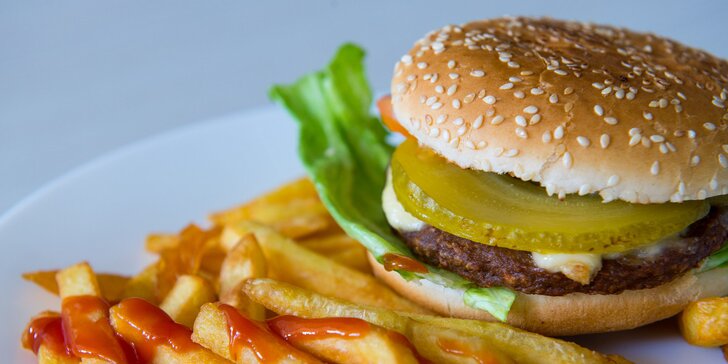 Americký hamburger s hranolčekmi v Reštaurácii MEADOWS