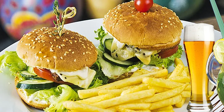 Domáce hamburgery s hranolkami a nápojom