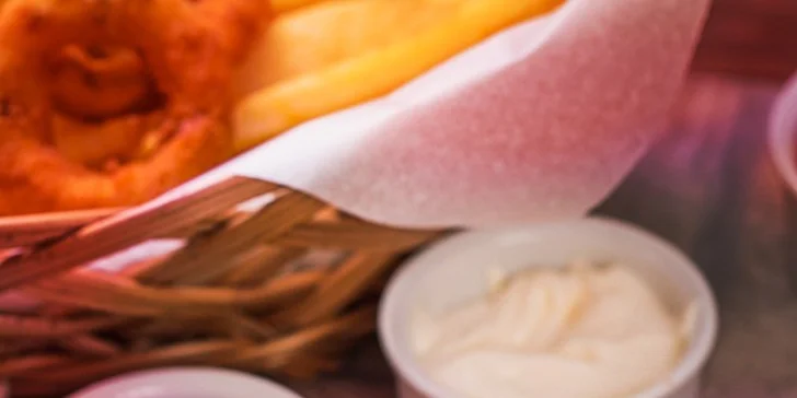 Mexický či francúzsky burger alebo poriadne obrovská burger misa pre vytrénované žalúdky bez dna