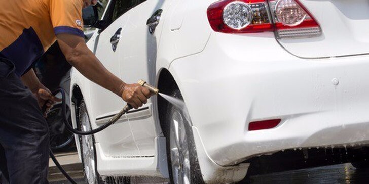 Tepovanie auta s umytím alebo čistenie