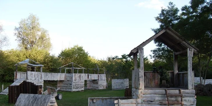 Tri hodiny paintballu - masové vyhladenie stresu