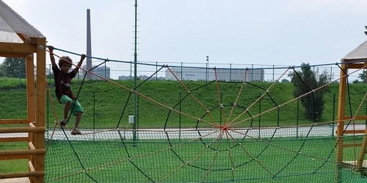 Atrakcie v outdoorovom lanovom centre pre deti aj dospleých