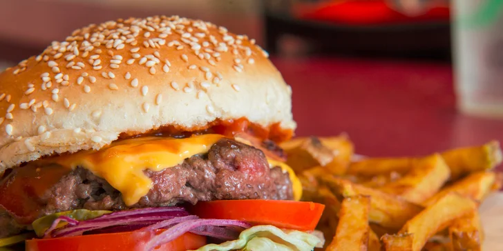 Poctivý hamburger s domácimi hranolčekmi a limča