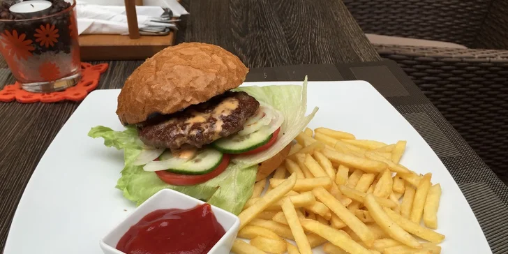 Kurací alebo hovädzí hamburger pripravený na lávovom grile s hranolčekmi