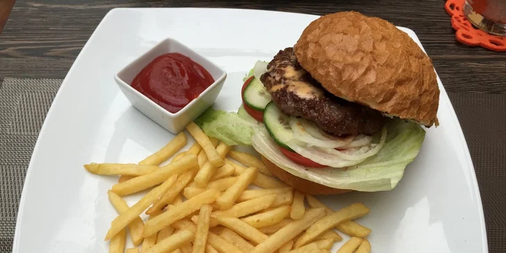 Kurací alebo hovädzí hamburger pripravený na lávovom grile s hranolčekmi