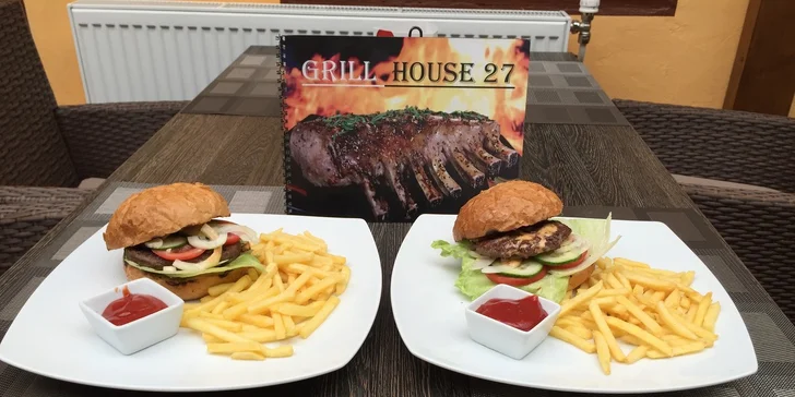 Kurací alebo hovädzí hamburger pripravený na lávovom grile s hranolčekmi