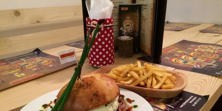 Domáci burger s hranolčekmi a omáčkou v centre