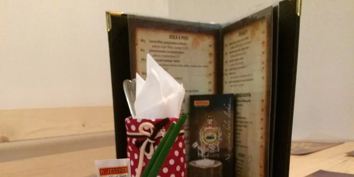 Domáci burger s hranolčekmi a omáčkou v centre