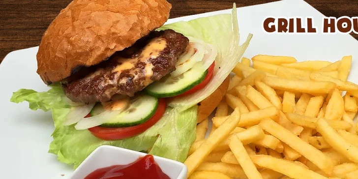 Kurací alebo hovädzí hamburger pripravený na lávovom grile s hranolčekmi