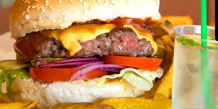 Poctivý hamburger s domácimi hranolčekmi a limča