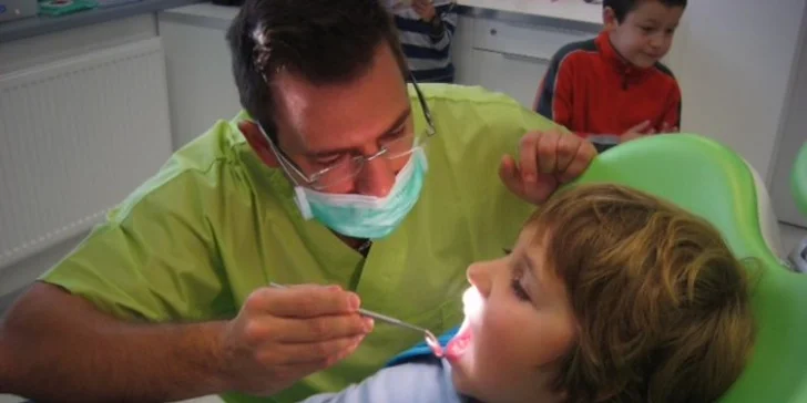 Profesionálna dentálna hygiena a bielenie zubov lampou Zoom! K dentálnej hygiene medzizubná kefka ako darček!