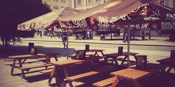 Domáci burger s hranolčekmi a omáčkou v centre