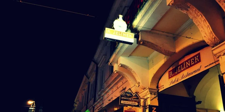 Domáci burger s hranolčekmi a omáčkou v centre