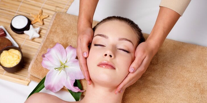Relaxačná masáž tváre a dekoltu s maskou pre spomalenie starnutia pleti