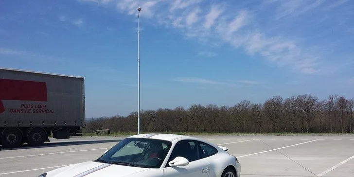 Je tu opäť parádna jazda ikonou PORSCHE CARRERA 911!