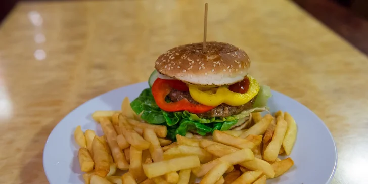 Americký hamburger s hranolčekmi - pravá americká pochúťka za jedinečnú cenu!