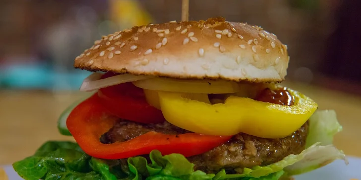 Americký hamburger s hranolčekmi - pravá americká pochúťka za jedinečnú cenu!