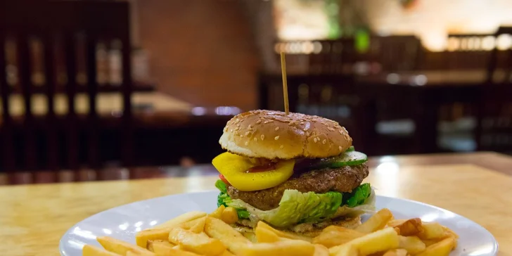 Americký hamburger s hranolčekmi - pravá americká pochúťka za jedinečnú cenu!