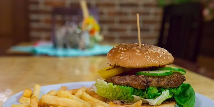 Americký hamburger s hranolčekmi - pravá americká pochúťka za jedinečnú cenu!
