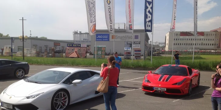 Vzrušujúca rýchla jazda na luxusnom športovom aute