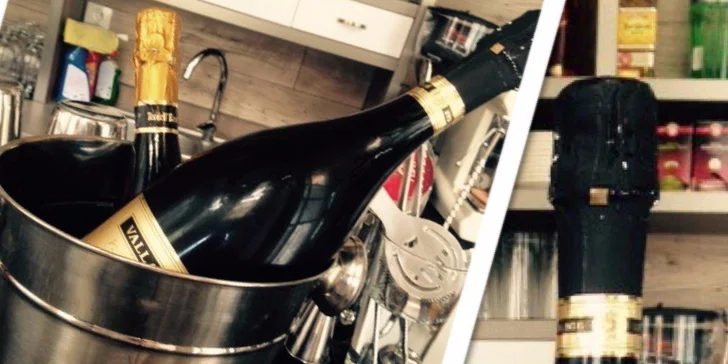 Káva a koláčik alebo džús a toast pod zrkadlami