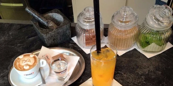 Káva a koláčik alebo džús a toast pod zrkadlami