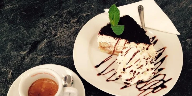 Káva a koláčik alebo džús a toast pod zrkadlami