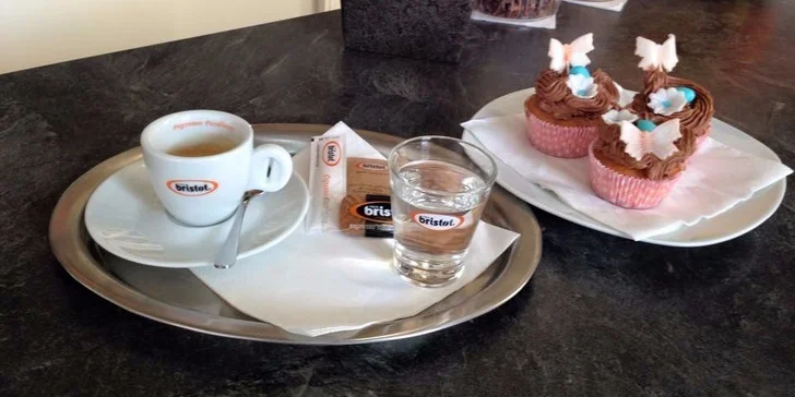 Káva a koláčik alebo džús a toast pod zrkadlami
