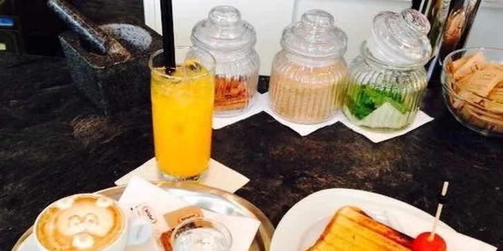 Káva a koláčik alebo džús a toast pod zrkadlami