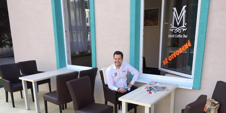 Káva a koláčik alebo džús a toast pod zrkadlami