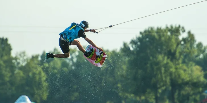 Vzrušujúci celodenný wakeboarding na Zlatých Pieskoch