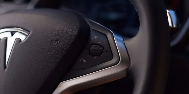 Toto tu ešte nebolo! Zajazdite si na luxusnom elektrickom aute Tesla model S P85+, ktoré vyráža dych vodičom po celom svete!