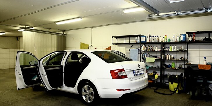 Kompletné vyčistenie interiéru auta s ošetrením plastov či ochrana laku alebo vyleštenie svetlometov