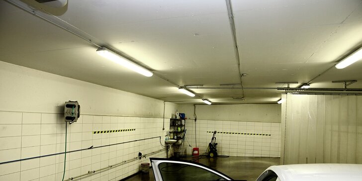 Kompletné vyčistenie interiéru auta s ošetrením plastov či ochrana laku alebo vyleštenie svetlometov